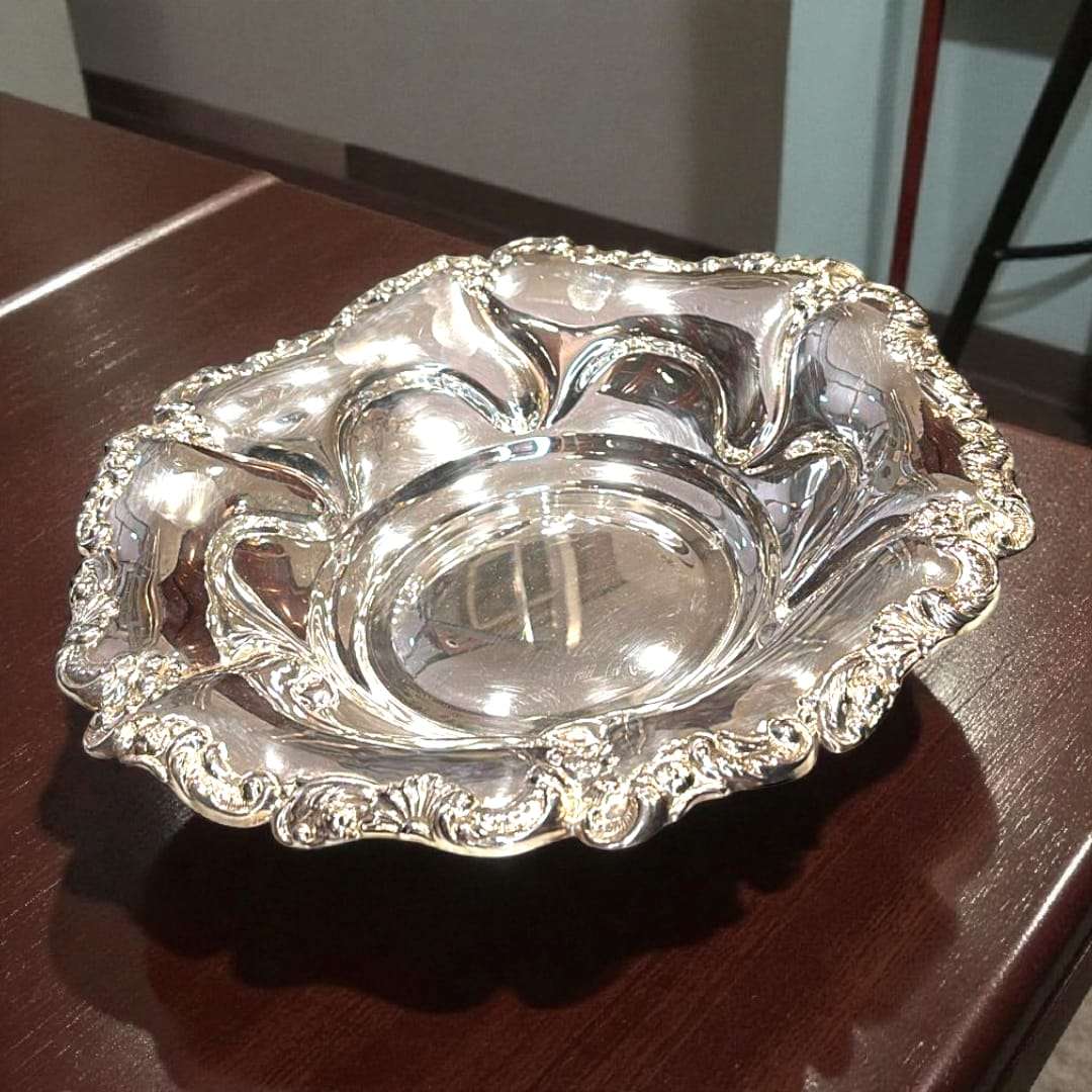 
Si buscas una panera que combine historia, calidad y presencia, esta pieza es una excelente elección para cerrar una compra segura y satisfacer a los amantes de los objetos especiales.