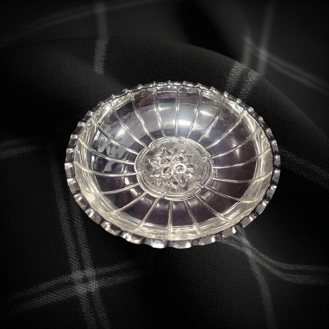 Panera de metal plateado con diseño floral clásico, ideal para decoración de mesa elegante en hogar u hostelería.
