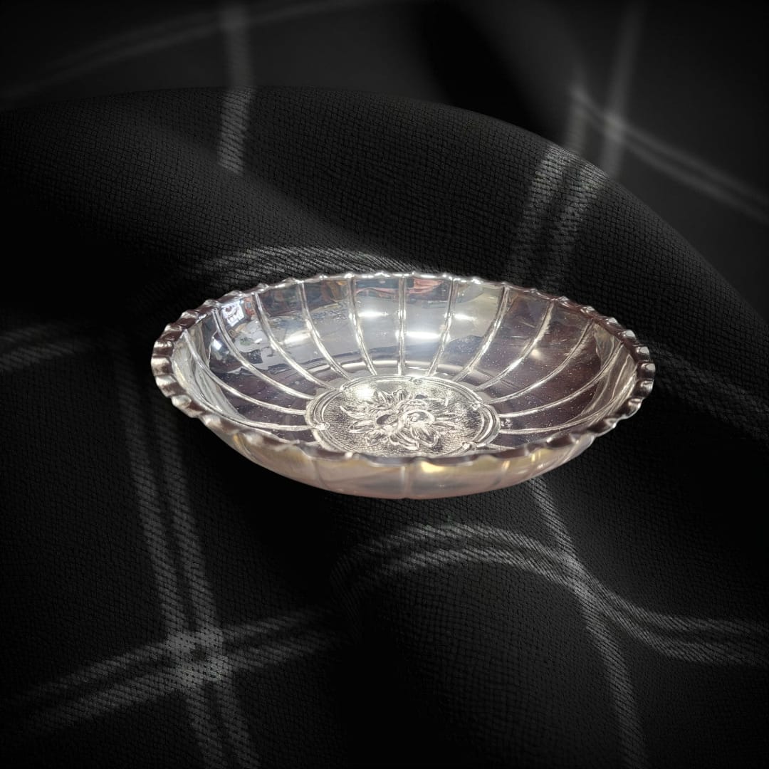 Panera de metal plateado con diseño floral clásico, ideal para decoración de mesa elegante en hogar u hostelería.