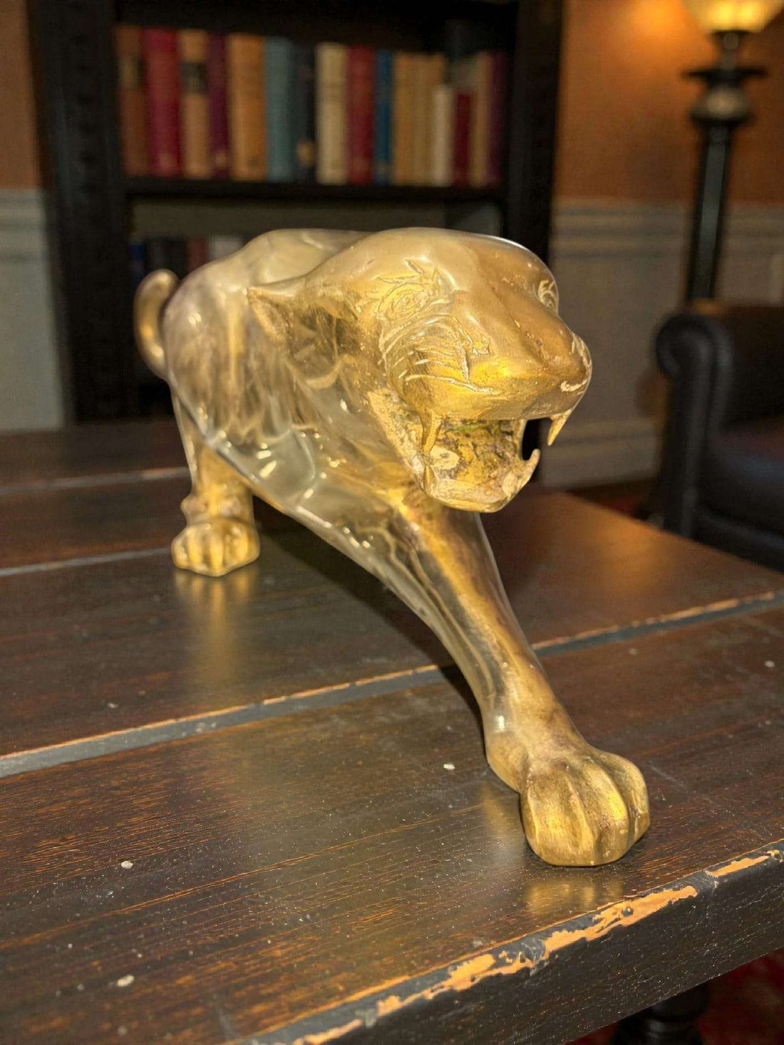 Pantera de metal dorado decorativa de gran tamaño