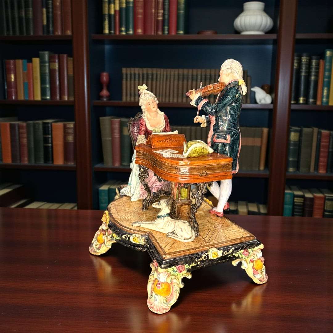 Figura pareja de músicos de porcelana rococó vista frontal