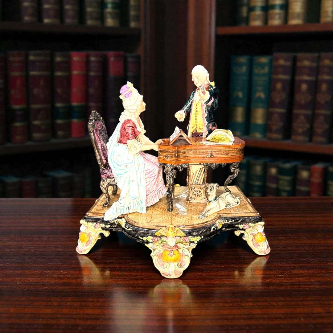 Figura pareja de músicos de porcelana rococó vista frontal