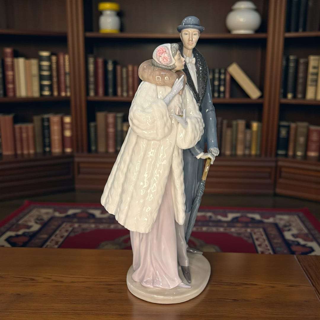 Presentamos esta extraordinaria Pareja Lladró, una pieza escultórica de porcelana esmaltada que destaca por su elegancia atemporal y la delicadeza artística propia de la firma española. 