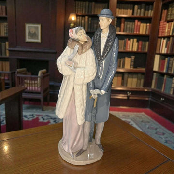 Presentamos esta extraordinaria Pareja Lladró, una pieza escultórica de porcelana esmaltada que destaca por su elegancia atemporal y la delicadeza artística propia de la firma española. 