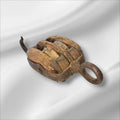 La polea doble antigua de madera y hierro es una pieza auténtica de ingeniería tradicional, utilizada en barcos y talleres para elevar cargas pesadas con mínima fuerza. Este aparejo de poleas combina la robustez del hierro forjado con la nobleza de la madera envejecida, mostrando el arte del trabajo manual y la precisión funcional de otra época.

Su estructura, compuesta por dos roldanas de madera maciza encajadas en un cuerpo sólido, permite una distribución equilibrada del peso y una operación suave. Cada