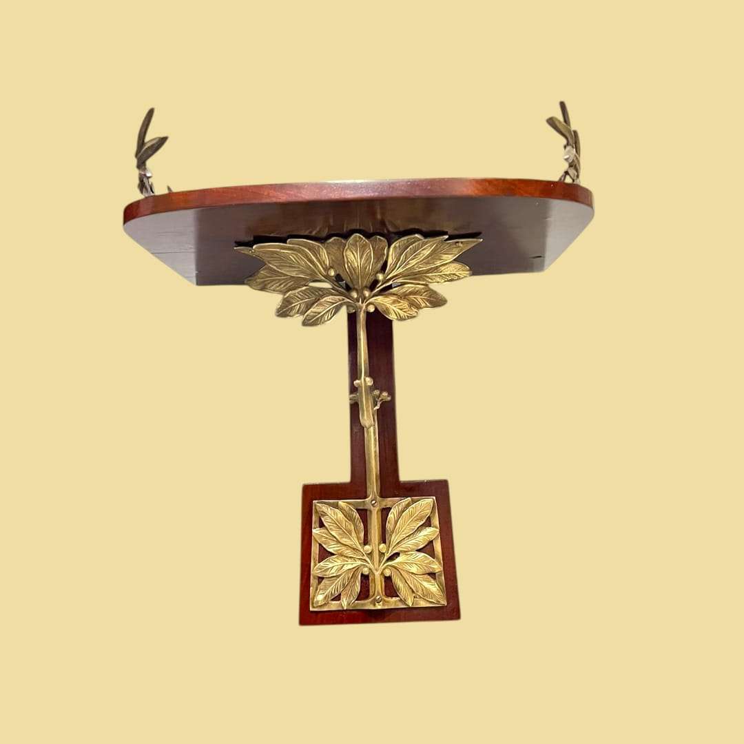 Ménsula estilo Art Decó de madera y metal con hojas ornamentales.