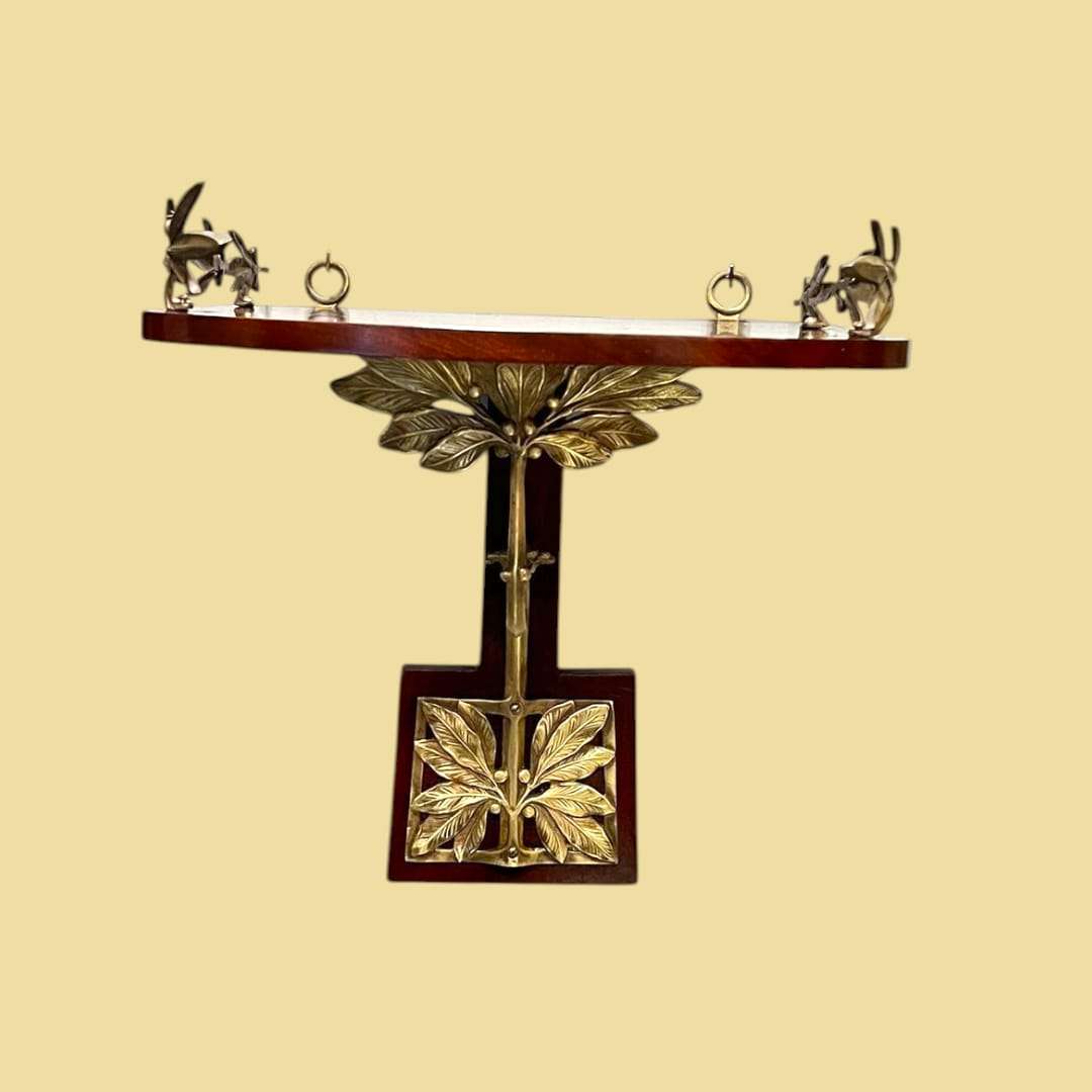 Vista frontal de la ménsula estilo Art Decó con aves decorativas en latón.