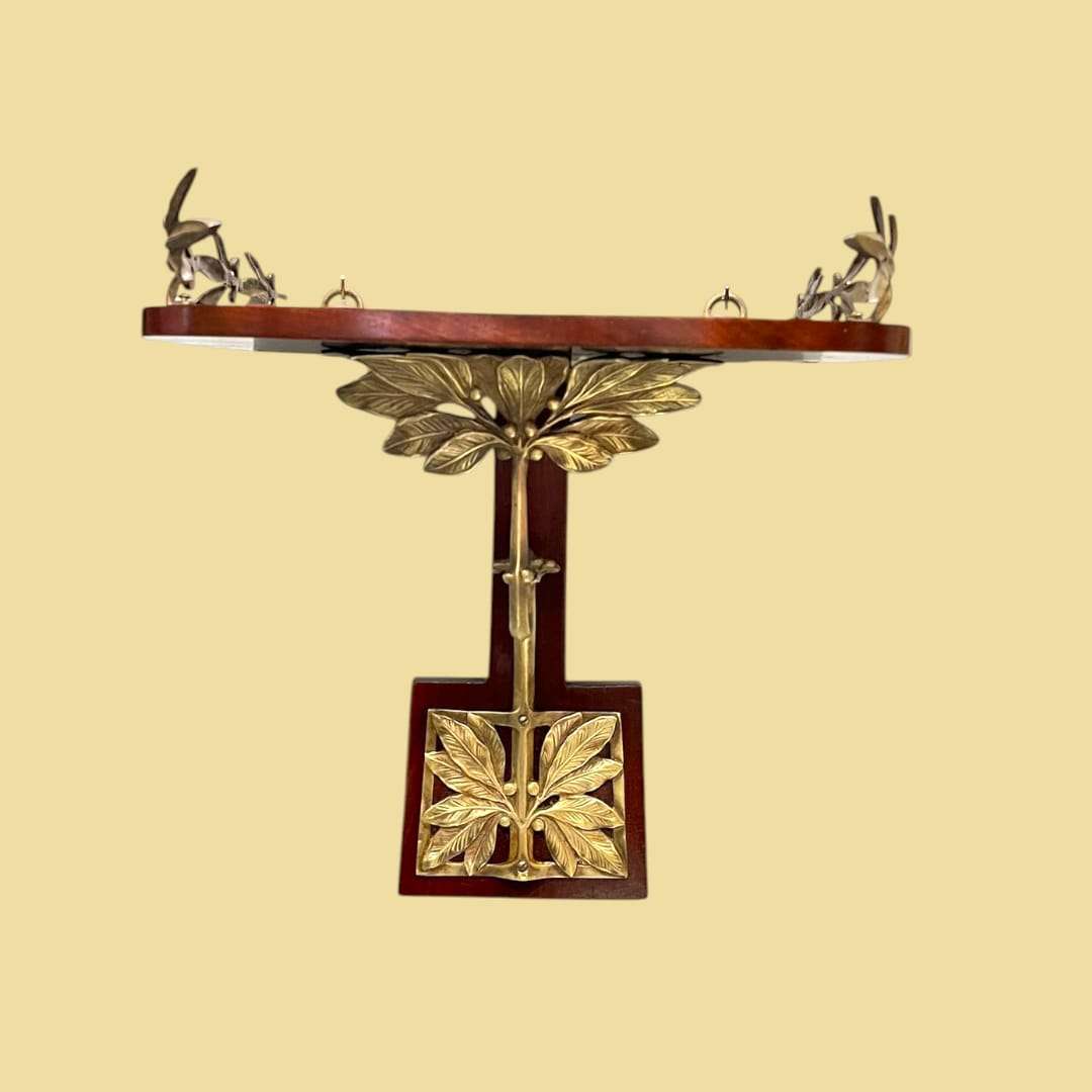 Ménsula de madera con ornamentos metálicos en forma de hojas Art Decó.