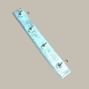 Cada Percha antigua de madera con ganchos resistentes cuenta una historia. 