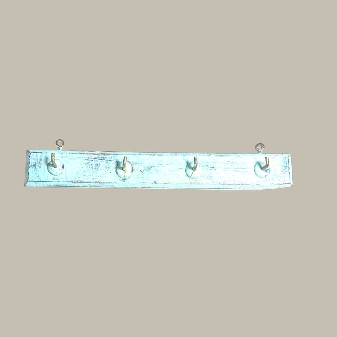 Su textura envejecida y el tono azul desgastado reflejan el paso del tiempo y la belleza de lo auténtico. 