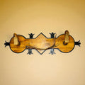 Perchero rústico de cazador en madera y hierro con cuernos decorativos, ideal para decoración vintage en hogar o cabaña de estilo rural.