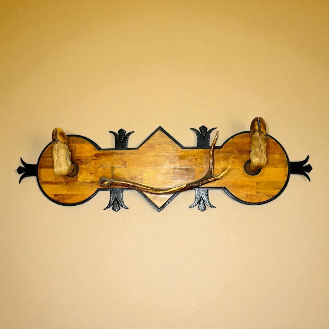 Perchero rústico de cazador en madera y hierro con cuernos decorativos, ideal para decoración vintage en hogar o cabaña de estilo rural.