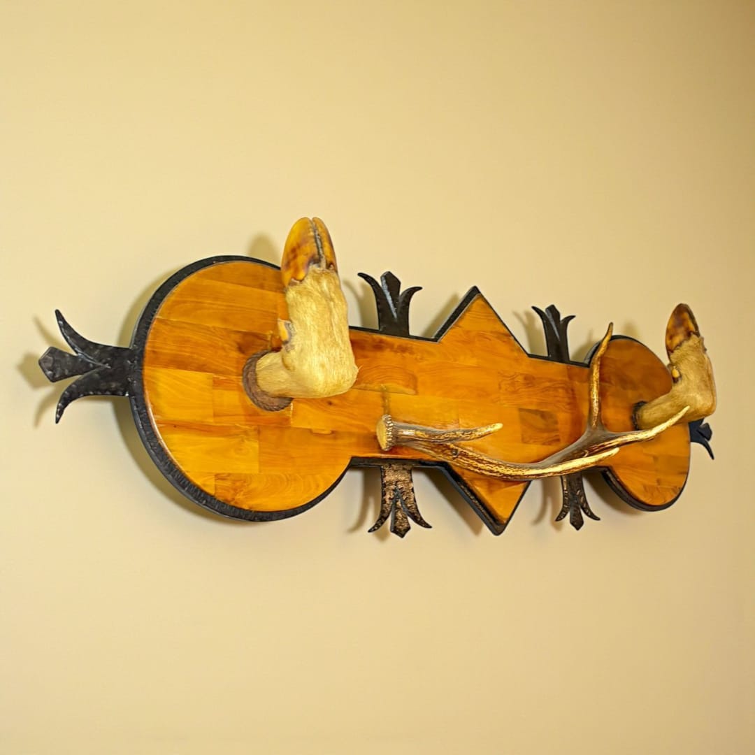 Perchero rústico de cazador en madera y hierro con cuernos decorativos, ideal para decoración vintage en hogar estilo cabaña o rural.