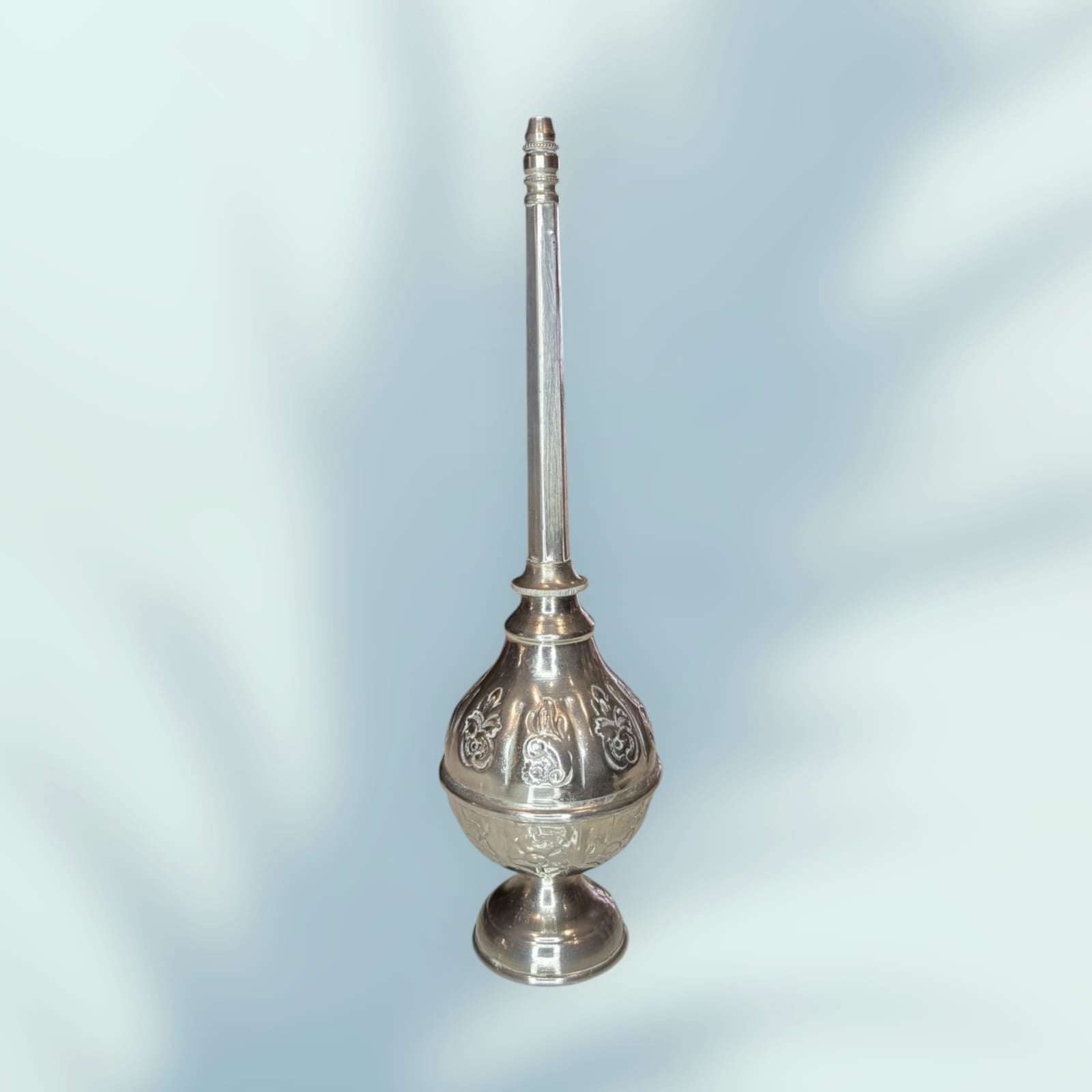 Rociador antiguo de agua de rosas en metal plateado con grabados florales, decoración vintage para el hogar. Pieza única de Cositas Antiguas.