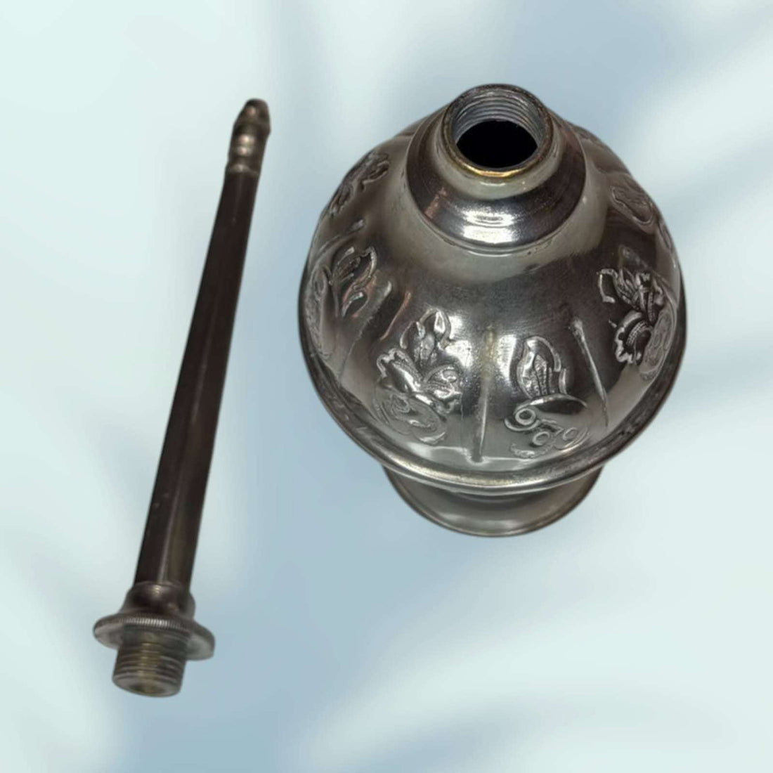 Rociador antiguo de agua de rosas en metal plateado con grabados florales, decoración vintage para el hogar. Pieza única de Cositas Antiguas.