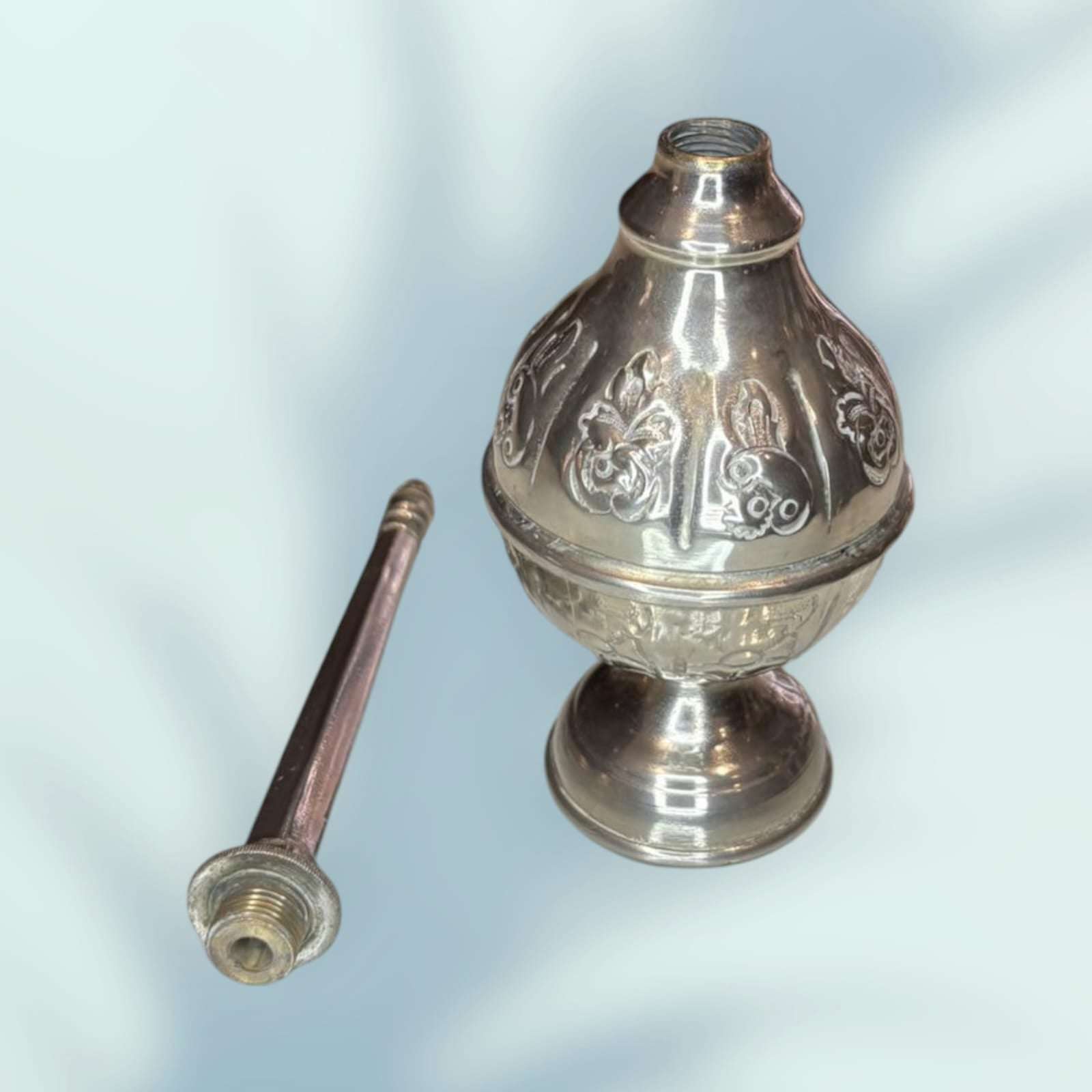 Rociador antiguo de agua de rosas en metal plateado con grabados florales, decoración vintage exclusiva de Cositas Antiguas para el hogar.