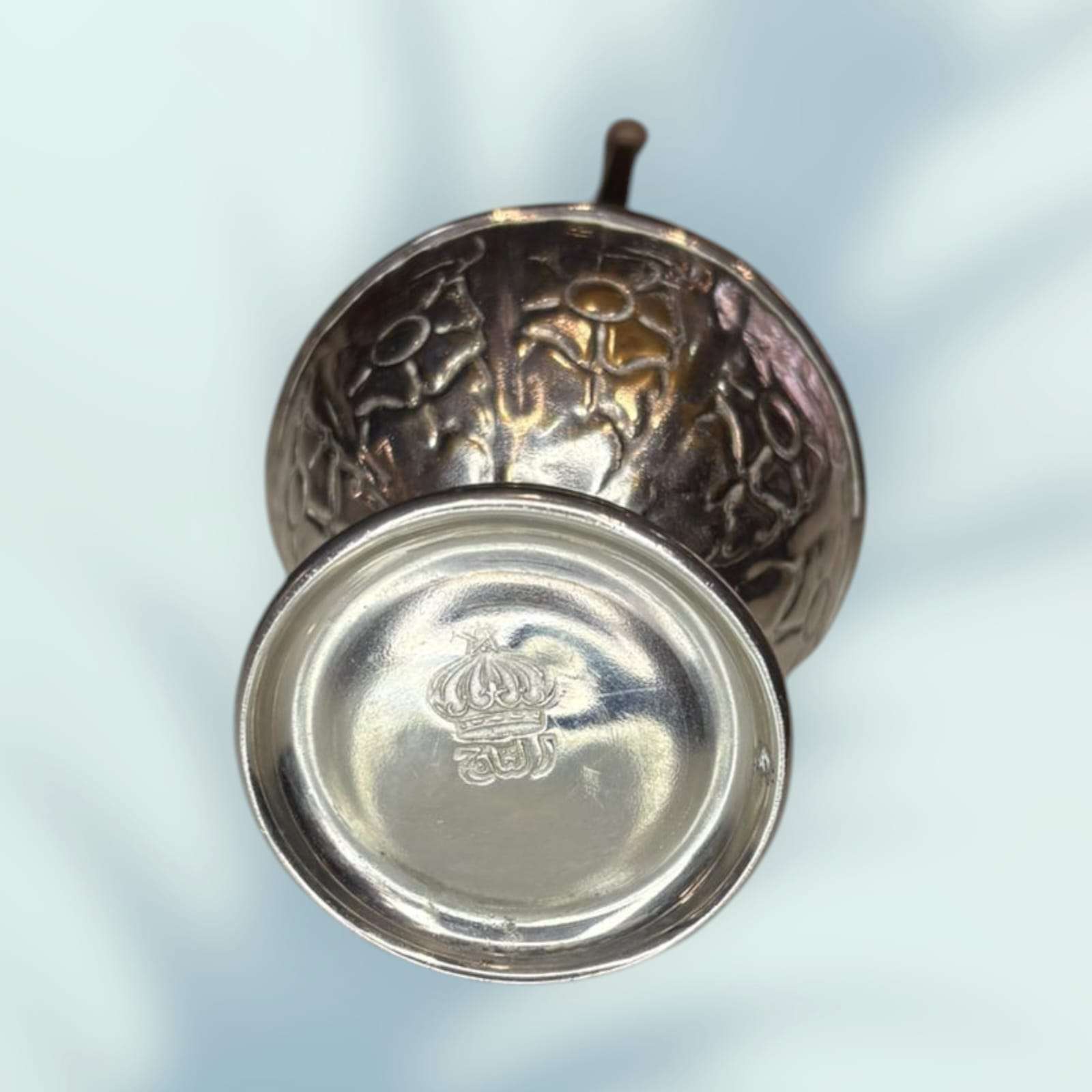 Base de rociador antiguo de agua de rosas en metal con sello grabado y detalles florales en relieve. Decoración vintage de Cositas Antiguas.