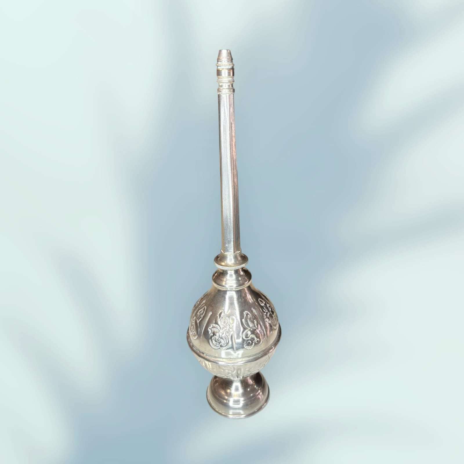 Rociador antiguo de agua de rosas en metal plateado con grabados florales, ideal para decoración vintage en el hogar. Pieza exclusiva de Cositas Antiguas.