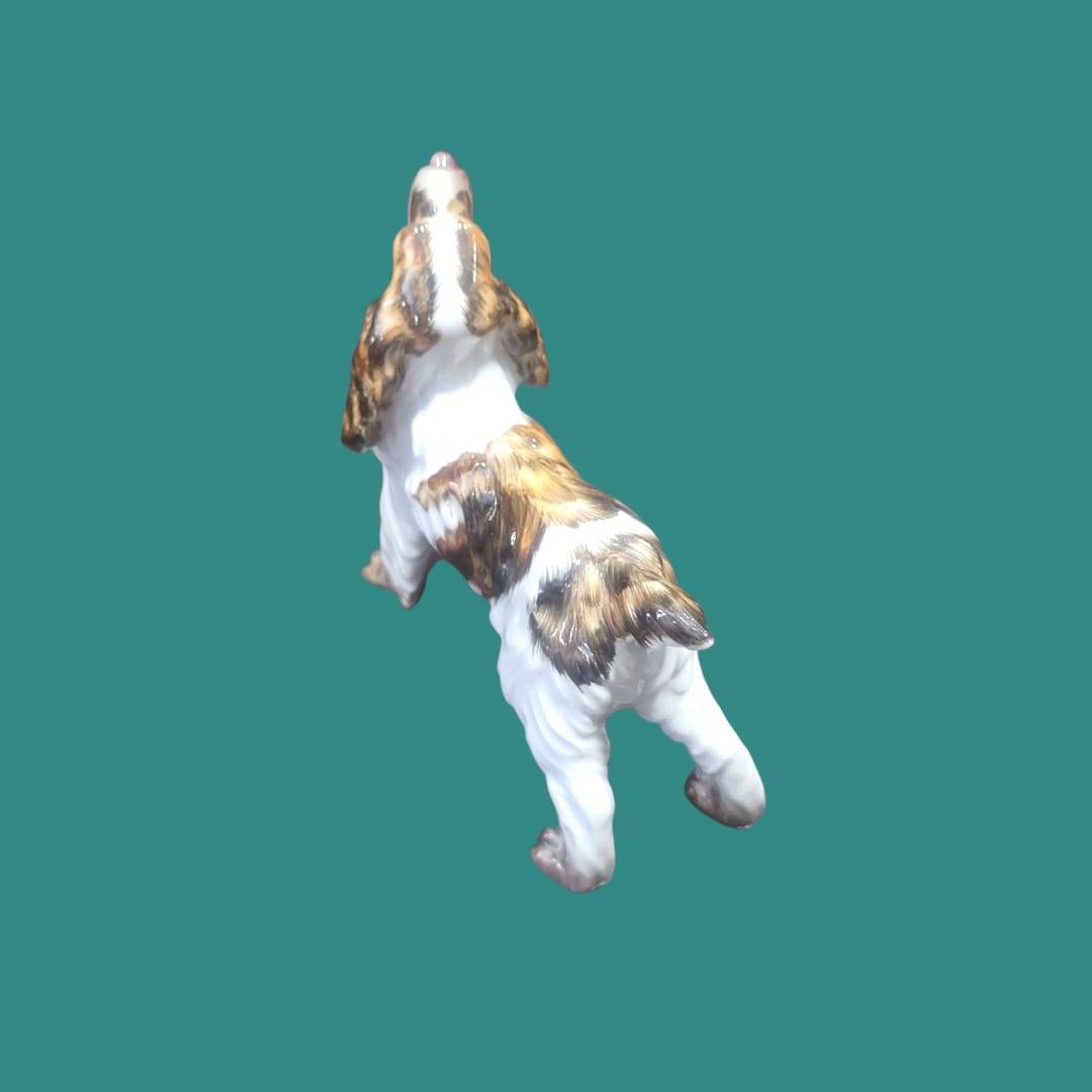 Figura de perro porcelana Martinu años 70 con acabado brillante y detalles realistas. Decoración vintage ideal para coleccionistas.