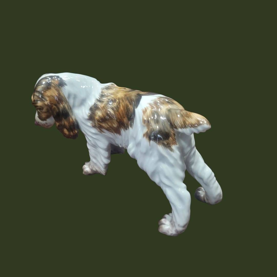 Figura de perro de porcelana Martinu años 70 esmaltado, con acabado brillante y detalles realistas pintados a mano. Decoración coleccionable vintage.