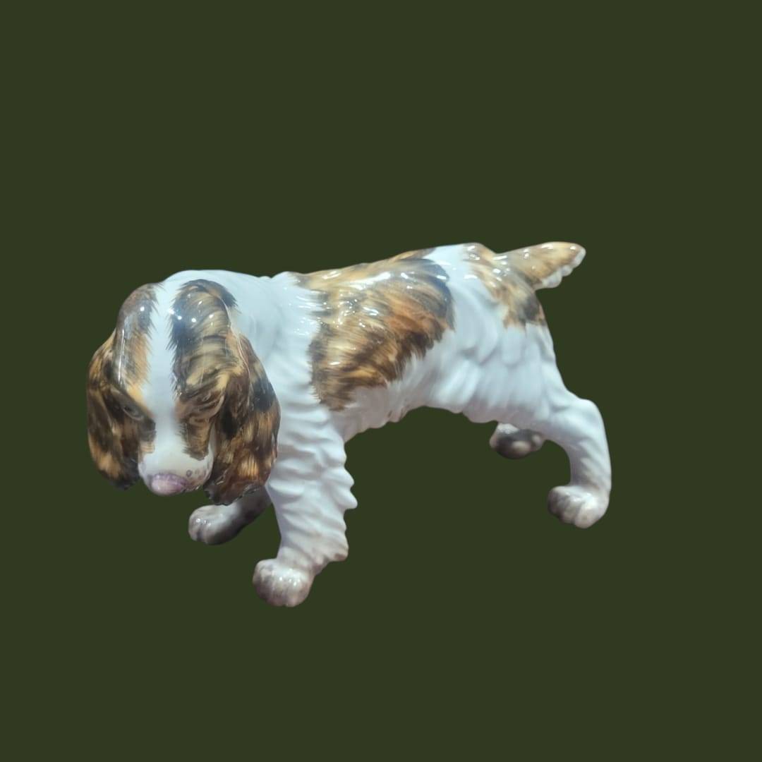 Figura de perro de porcelana Martinu años 70 esmaltado, con acabado brillante y detalles realistas pintados a mano. Decoración coleccionable vintage.