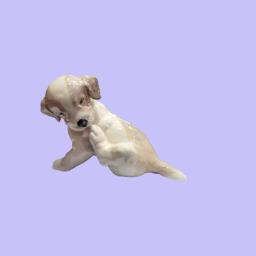 Perro de porcelana sentado con gran detalle