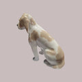 Perro de porcelana Lladró sentado en acabado brillante, figura decorativa de colección con esmalte fino en tonos marrón y blanco