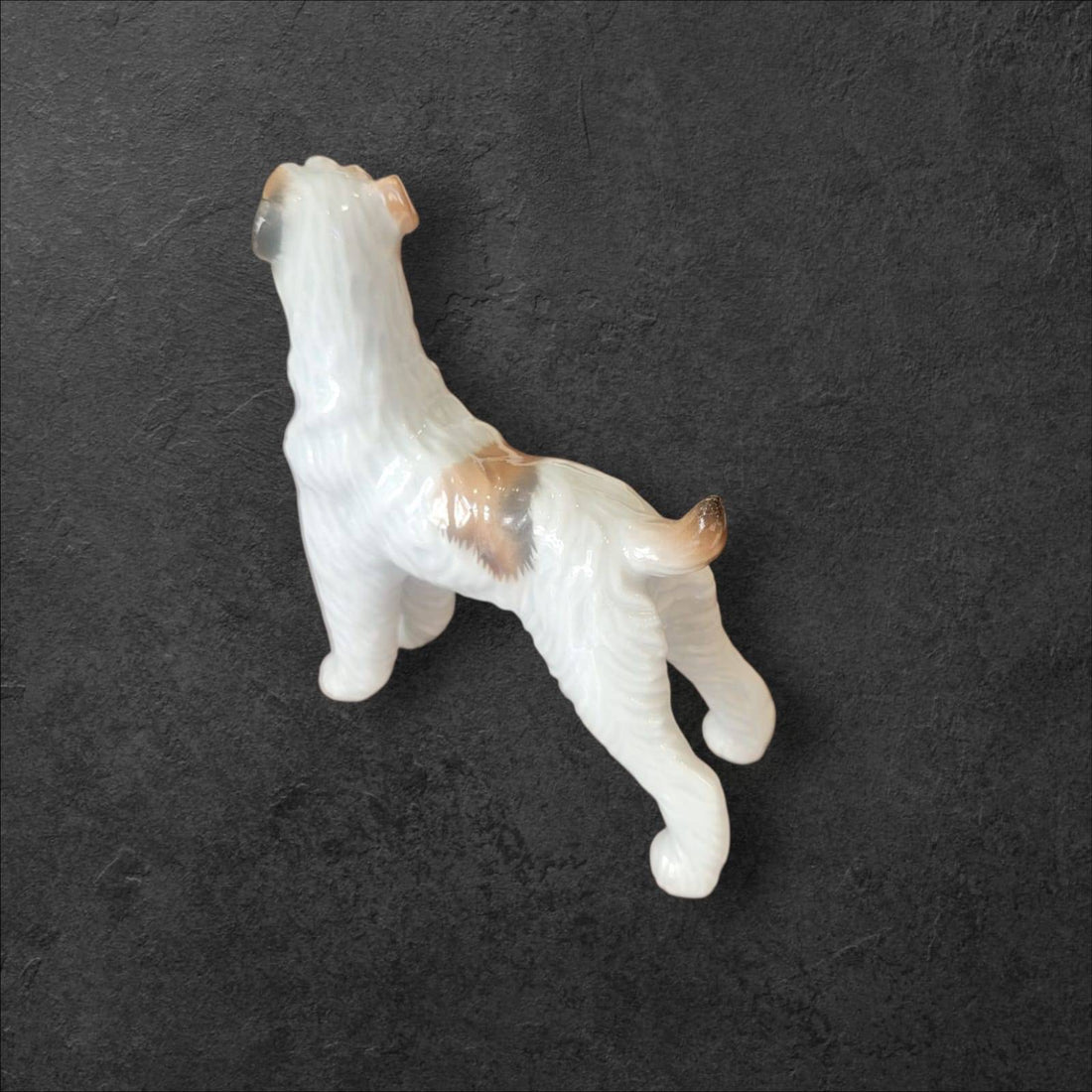 Figura vintage de perro Fox Terrier en porcelana alemana Limbach años 50, ideal para decoración de interiores y coleccionistas de figuras caninas.