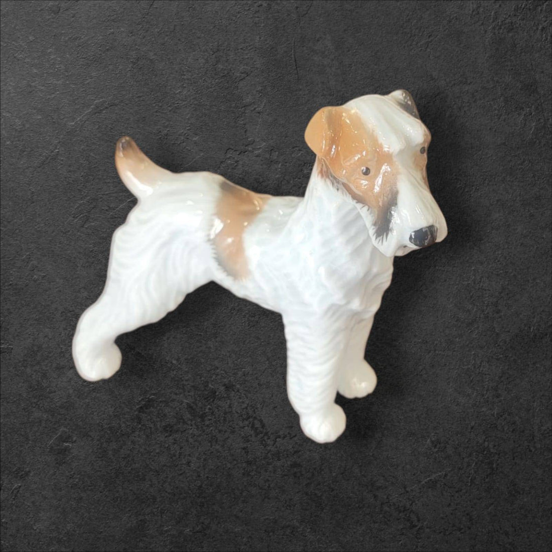 Figura vintage de perro Fox Terrier en porcelana alemana Limbach años 50, ideal para decoración de interiores y coleccionistas de figuras caninas.