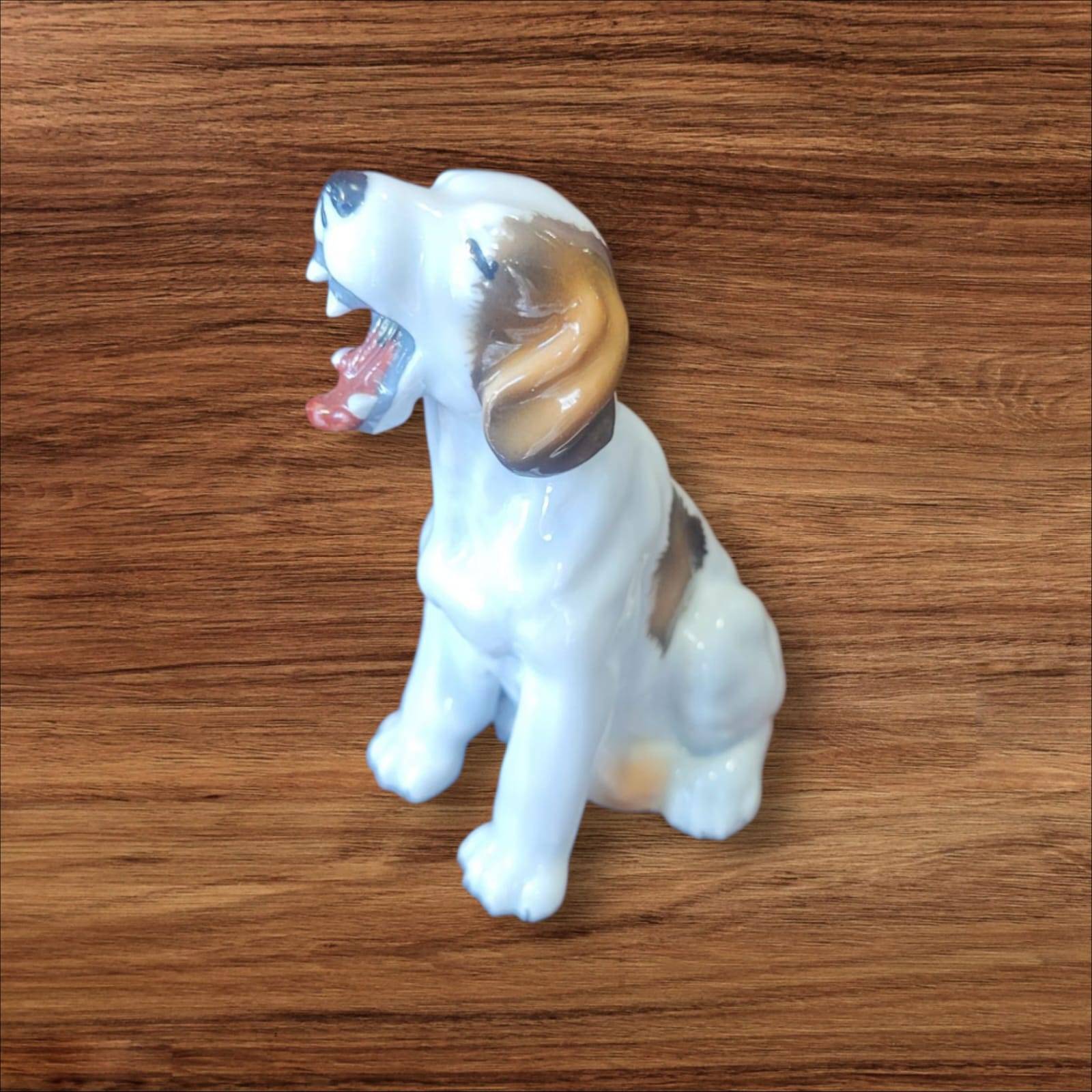Figura decorativa de perro bostezando en porcelana alemana Limbach años 50, pieza única para colección y estilo retro en el hogar.