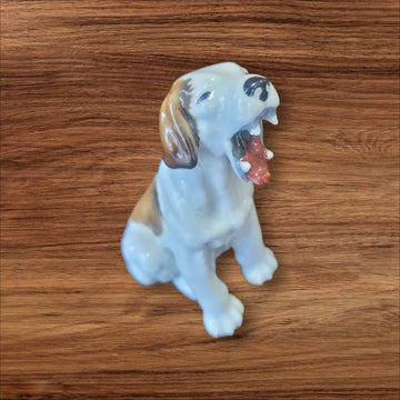 Figura de perro bostezando en porcelana alemana Limbach años 50, estilo vintage, ideal para decoración de interiores o colección retro.