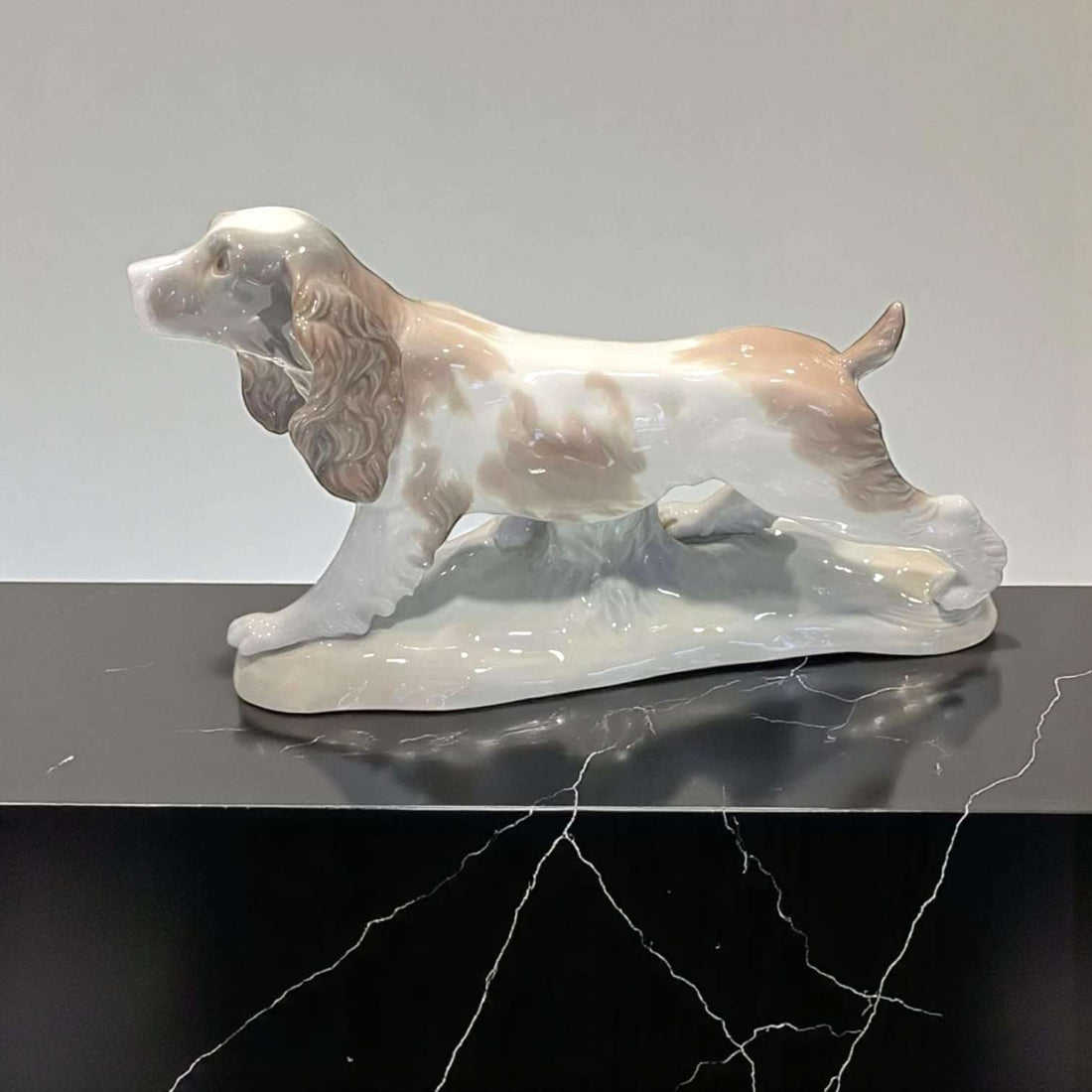 Figura de perro de porcelana Lladró Cocker Spaniel vista lateral izquierda.