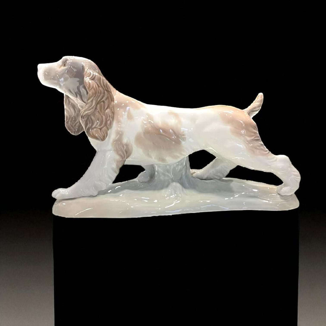 Figura de perro de porcelana Lladró Cocker Spaniel vista lateral izquierda.