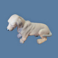 Perro salchicha biscuit trébol porcelana alemana años 50, figura decorativa vista lateral. Pieza de colección para amantes de la porcelana vintage.
