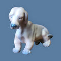 Figura de perro salchicha biscuit trébol porcelana alemana años 50, vista frontal. Decoración vintage para coleccionistas de figuras únicas.