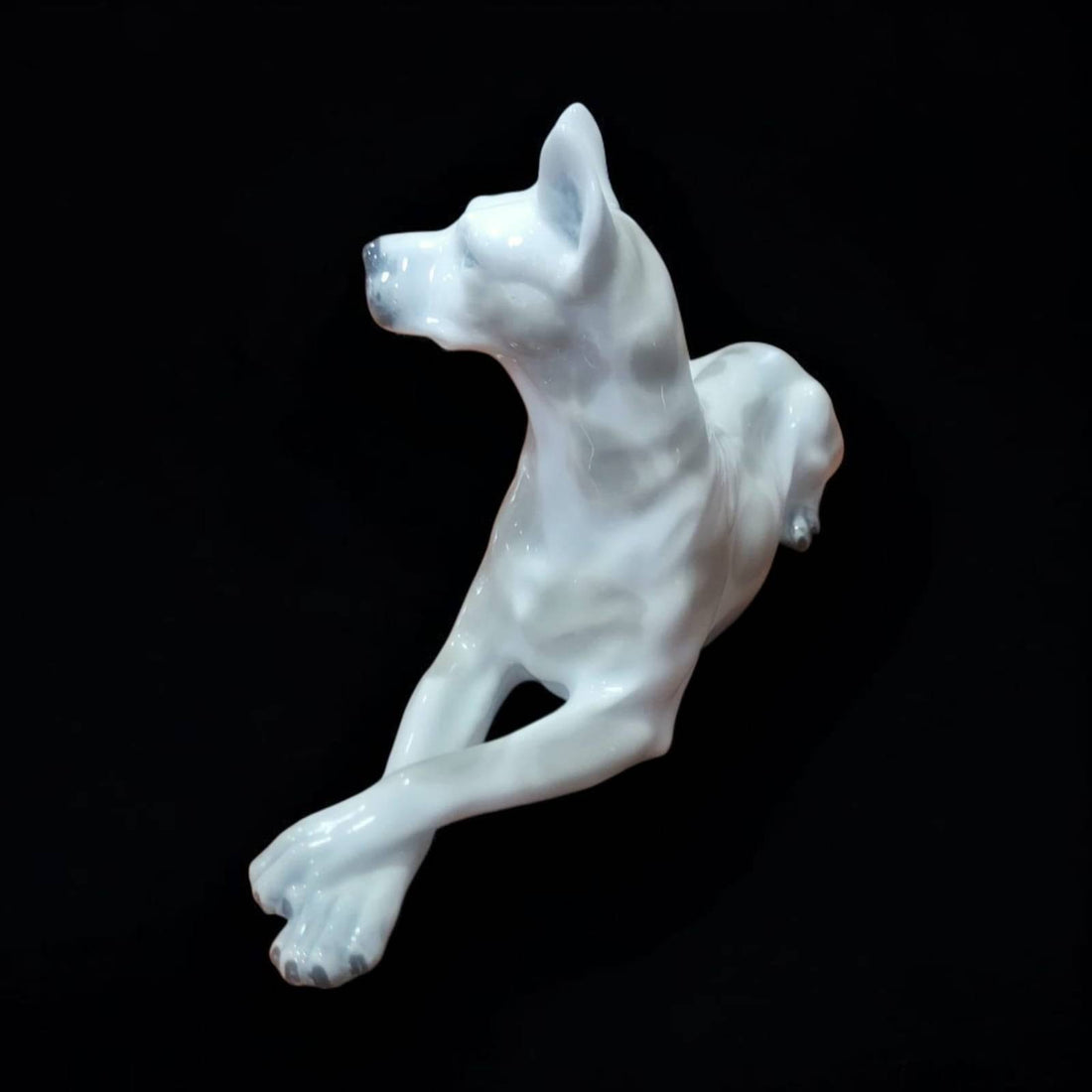 Figura de perro de porcelana Leonardo PEYRO estilo Gran Danés, elegante y detallada, ideal para decoración de interiores en cositasantiguas.es.