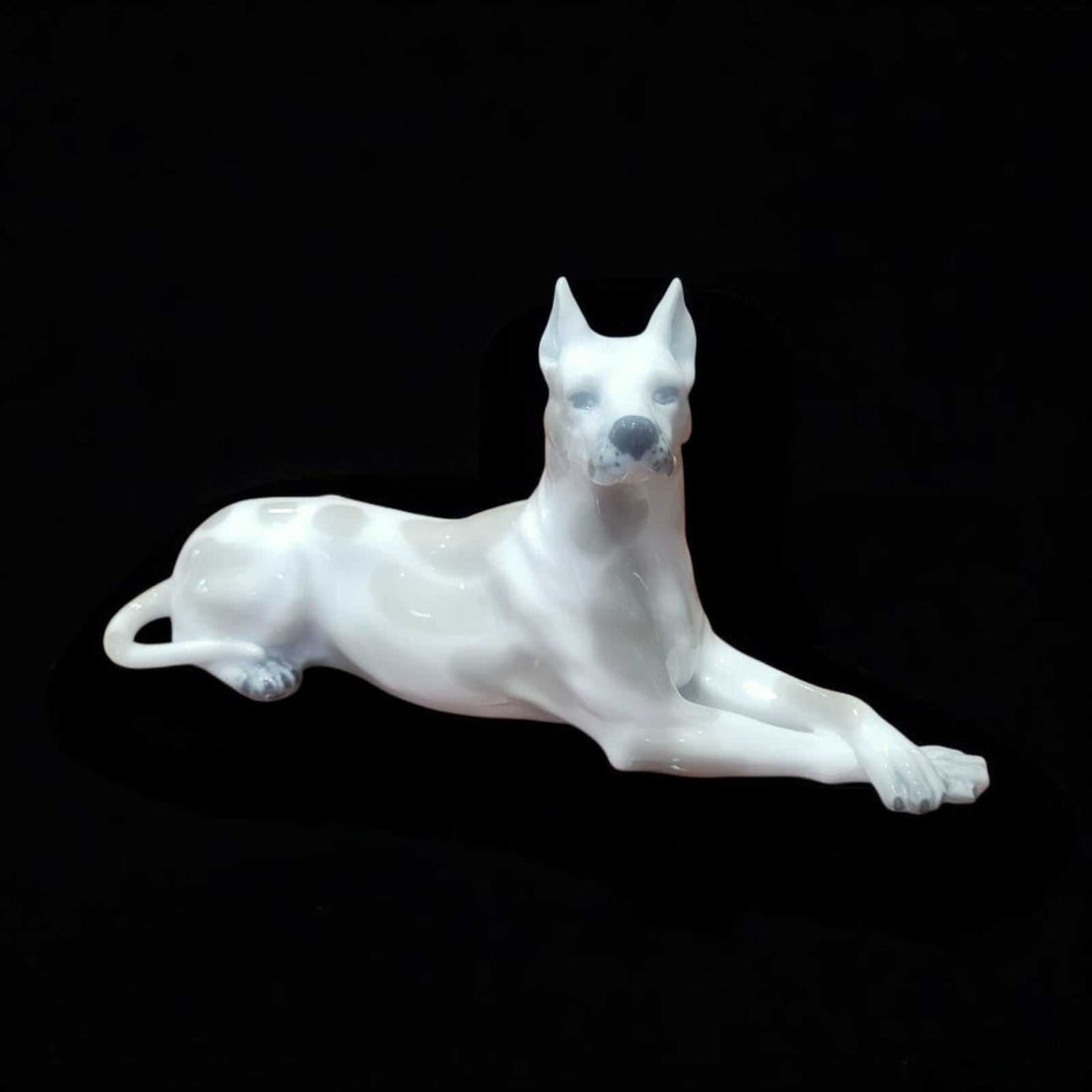 Figura de perro de porcelana Leonardo PEYRO estilo Gran Danés, elegante y detallada, ideal para decoración de interiores en cositasantiguas.es.