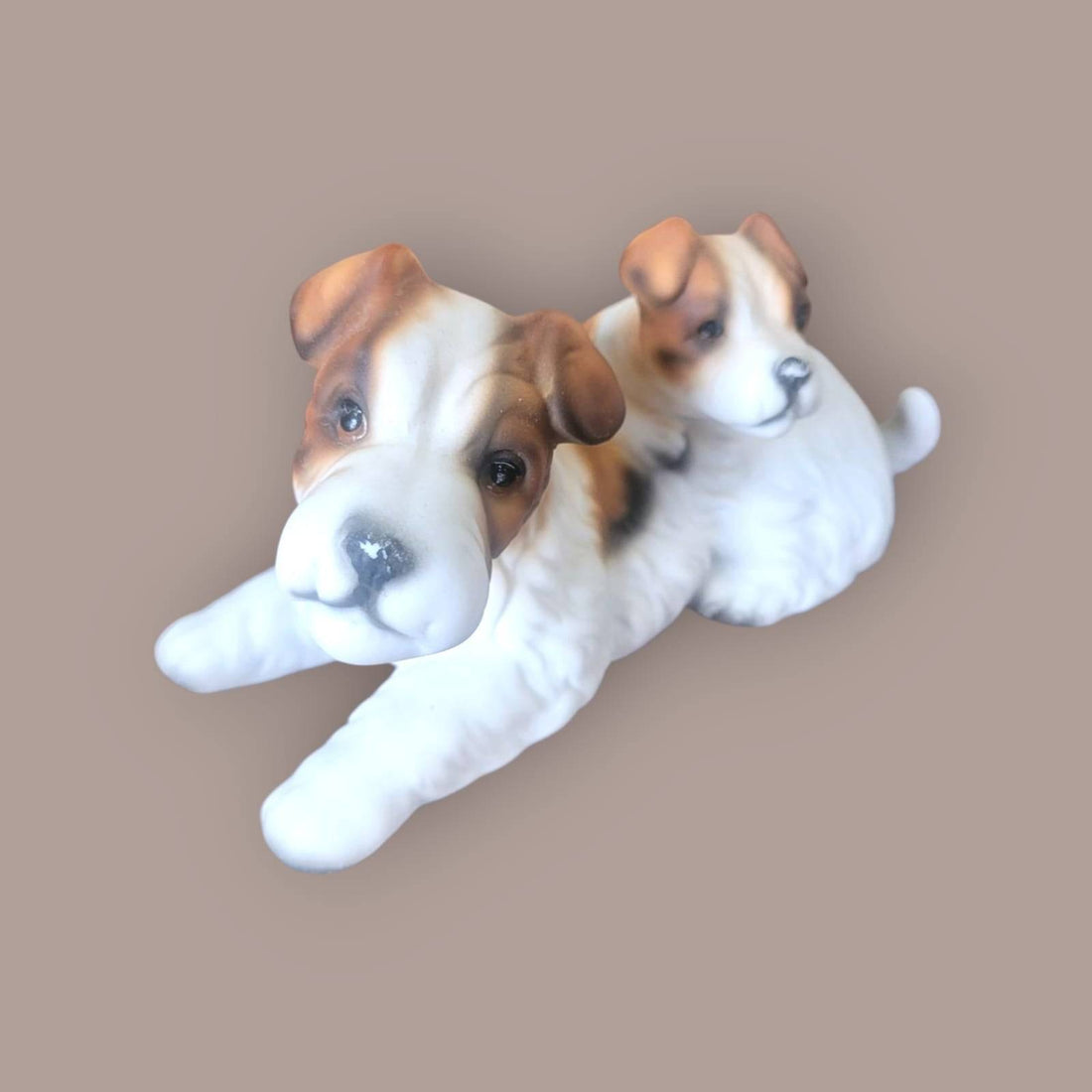 Figura Jack Russell Terrier - Porcelana Realista con cachorro en estilo biscuit. Decoración detallada para hogar o jardín, ideal como adorno canino.