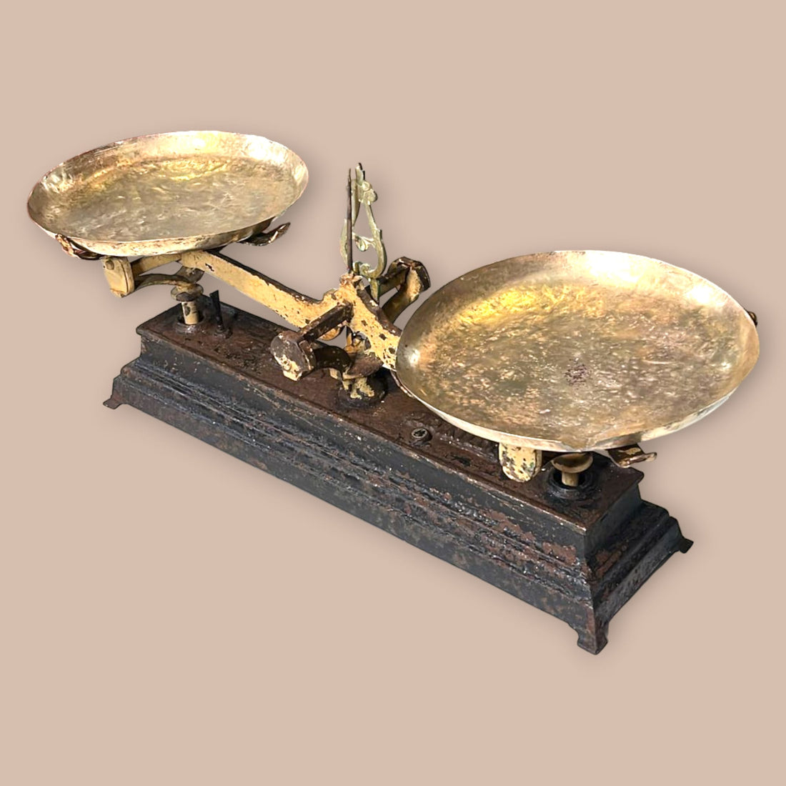 Balanza antigua de hierro con platos de metal vista frontal.