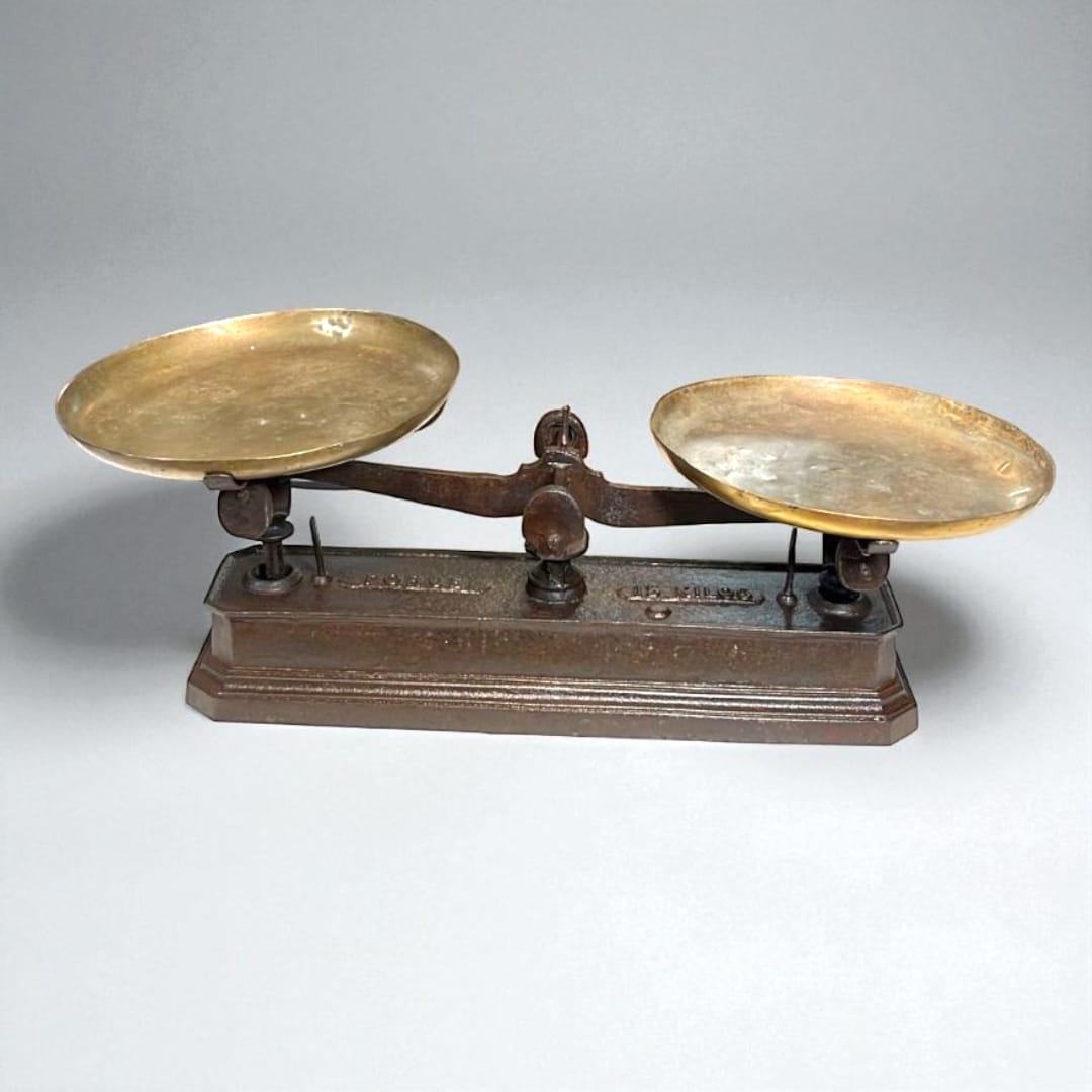 Balanza de hierro con platos metálicos vintage vista lateral.