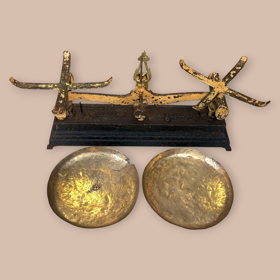 Balanza antigua de hierro con platos de metal vista frontal.