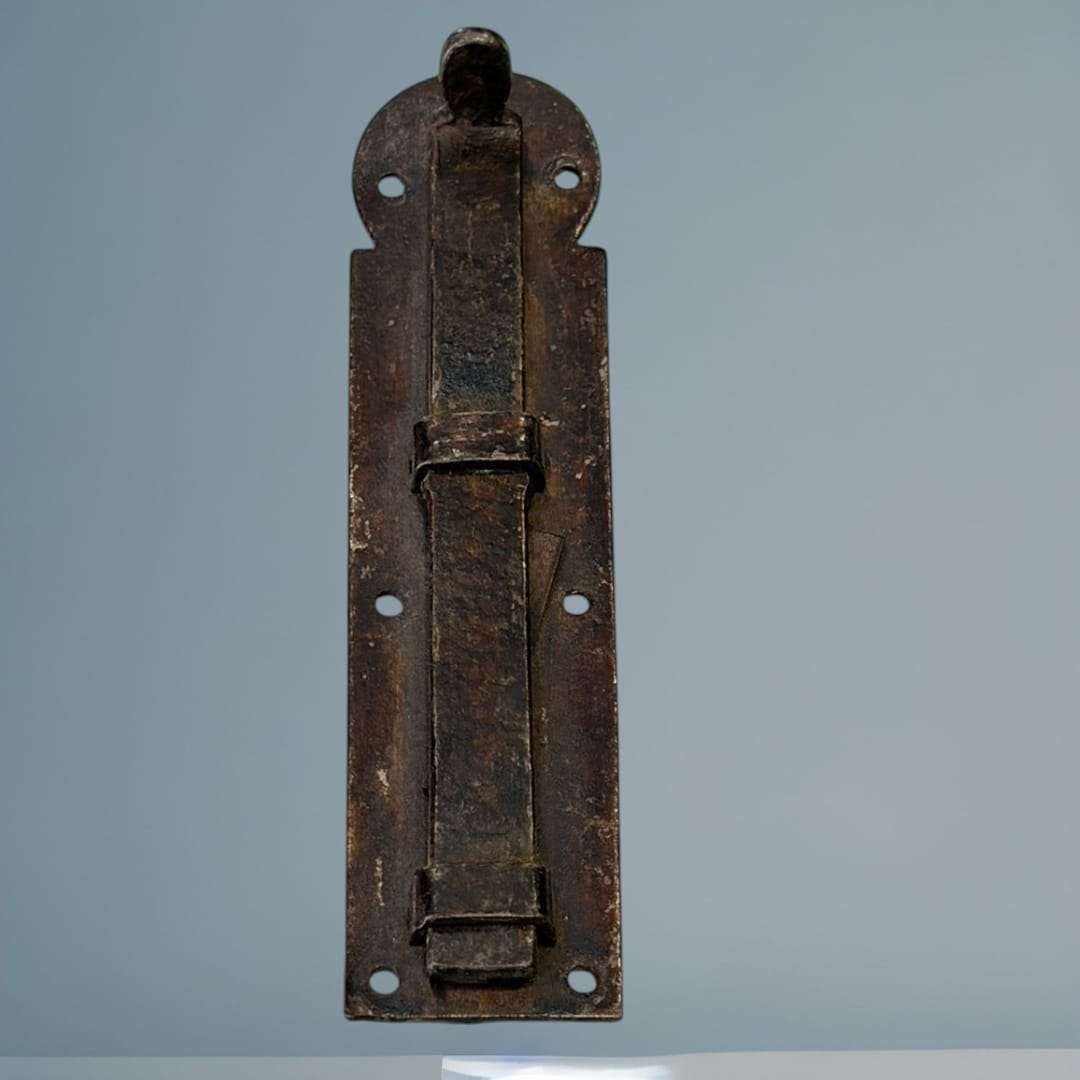 Pestillo de puerta antiguo de hierro forjado.