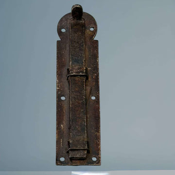 Pestillo de puerta antiguo de hierro forjado.