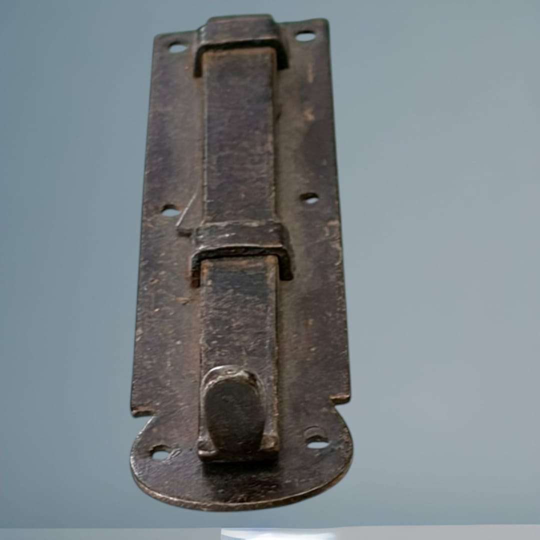 Pestillo de puerta antiguo de hierro forjado.