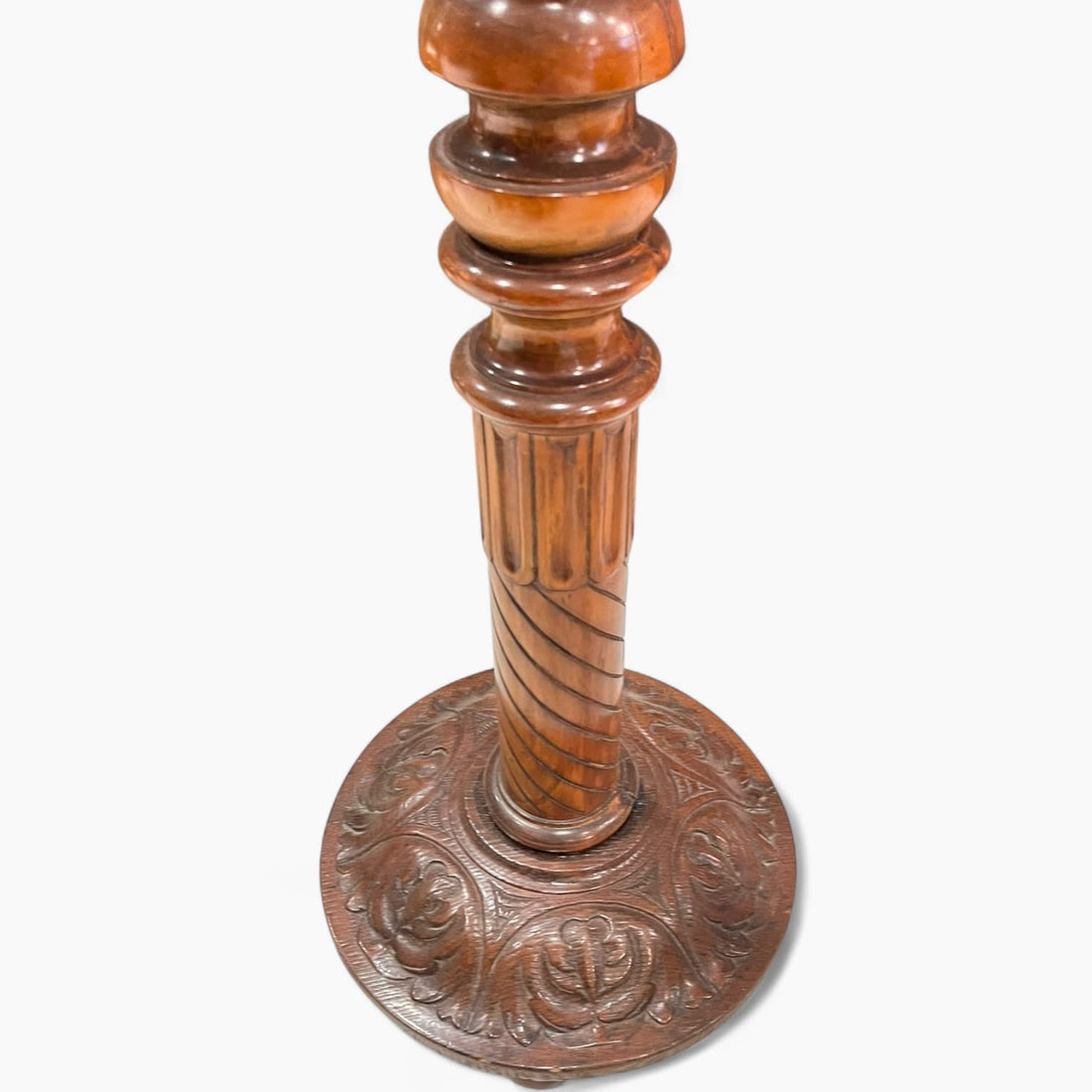 Lámpara de Pie de Madera Tallada – Elegancia y Estilo Rústico