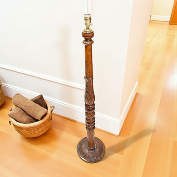 Lámpara de Pie de Madera Tallada – Elegancia y Estilo Rústico