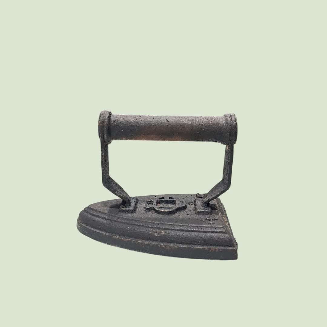 Plancha antigua de hierro fundido, pieza única decorativa con diseño clásico de carbón. Ideal para decoración vintage en hogar o jardín.