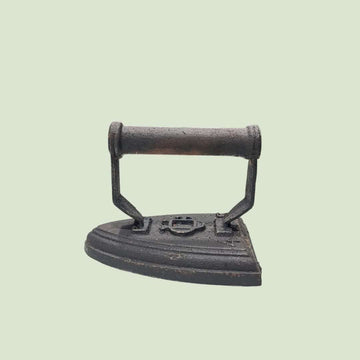 Plancha antigua de hierro fundido, pieza única decorativa con diseño clásico de carbón. Ideal para decoración vintage en hogar o jardín.