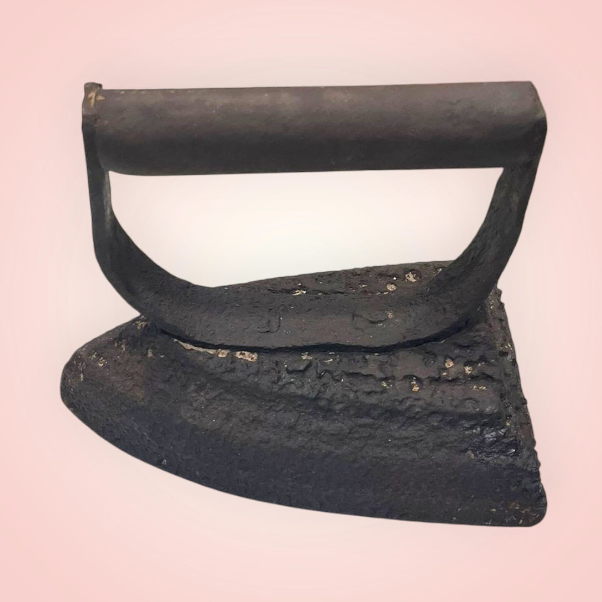 Plancha antigua de hierro con diseño clásico y robusto.