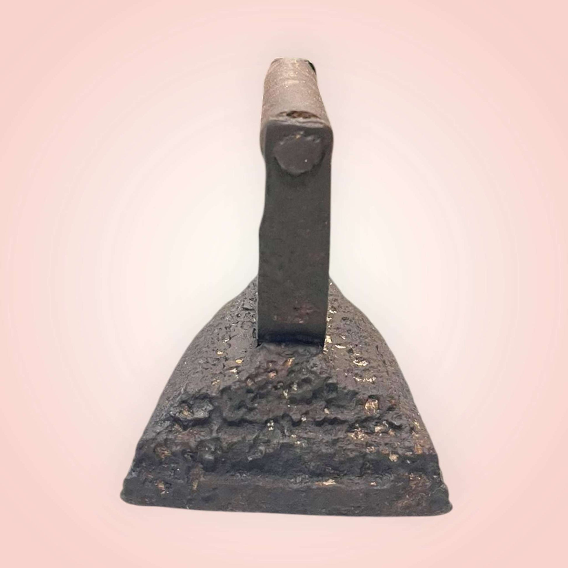 Perspectiva lateral mostrando la base de hierro fundido.